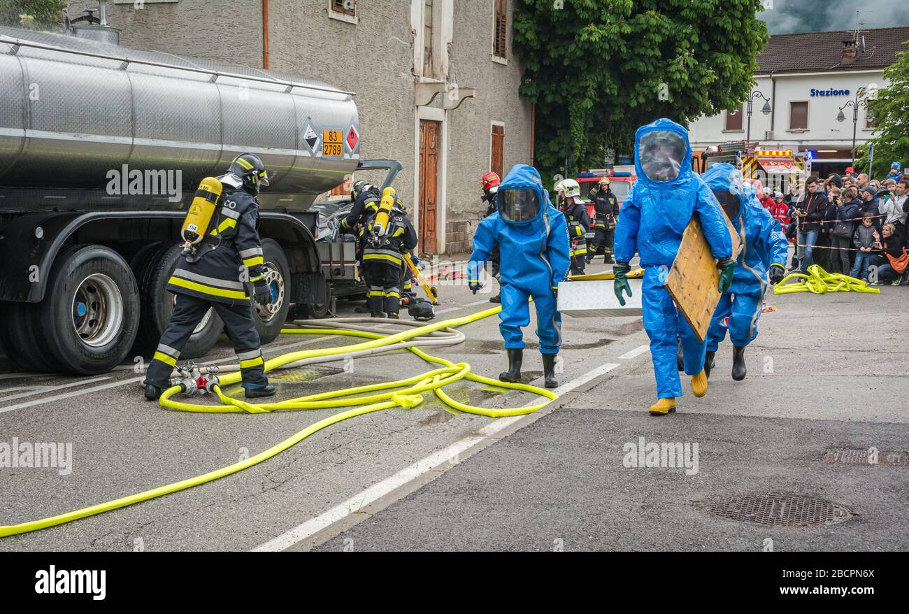 pompier lors d'une simulation d'accidents de la route avec des voitures, des trains et des camions. pompiers avec appareil respiratoire autonome et canal de protection Banque D'Images