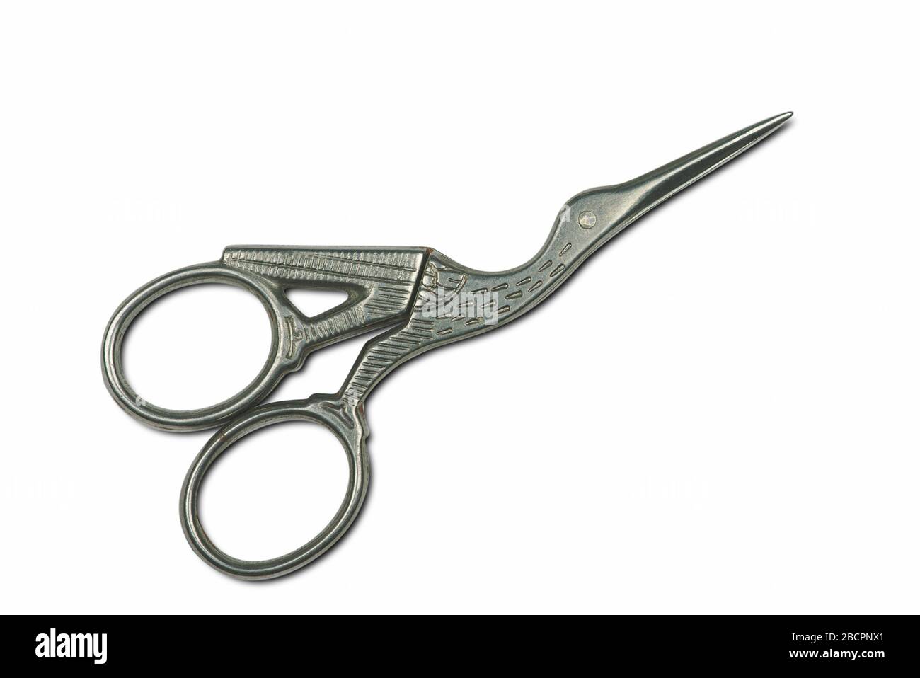les vieux ciseaux de collection sont coupés sur fond blanc Banque D'Images