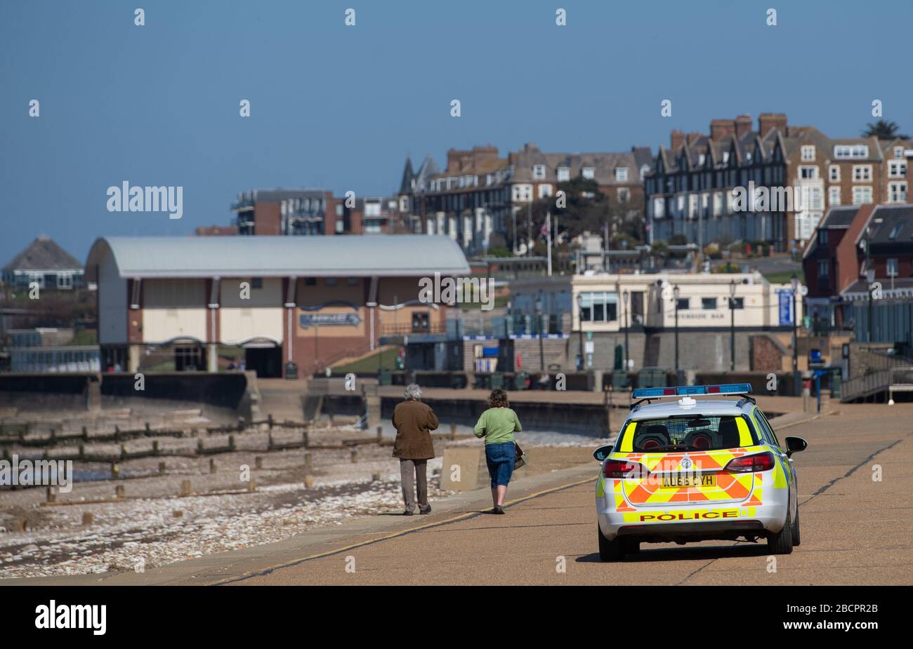 La police patrouille la promenade de la plage de Hunstanton à Norfolk, tandis que le Royaume-Uni continue de se verrouiller pour aider à freiner la propagation du coronavirus. Banque D'Images