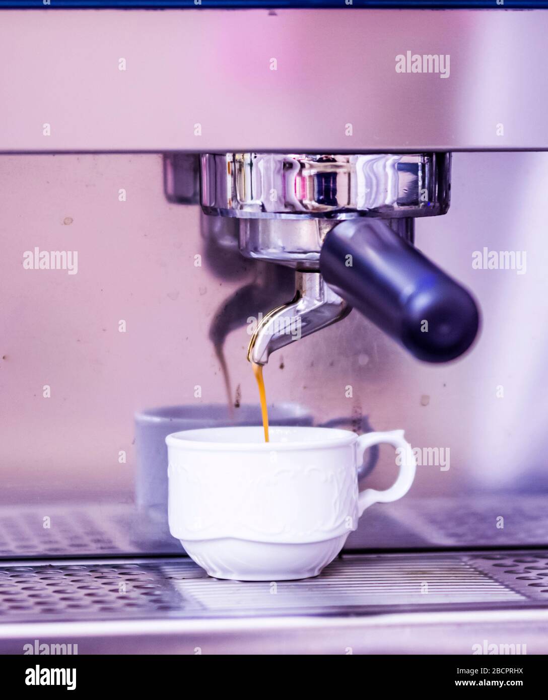 Machine à café espresso, noir et crémeuse à l'italienne Photo Stock - Alamy