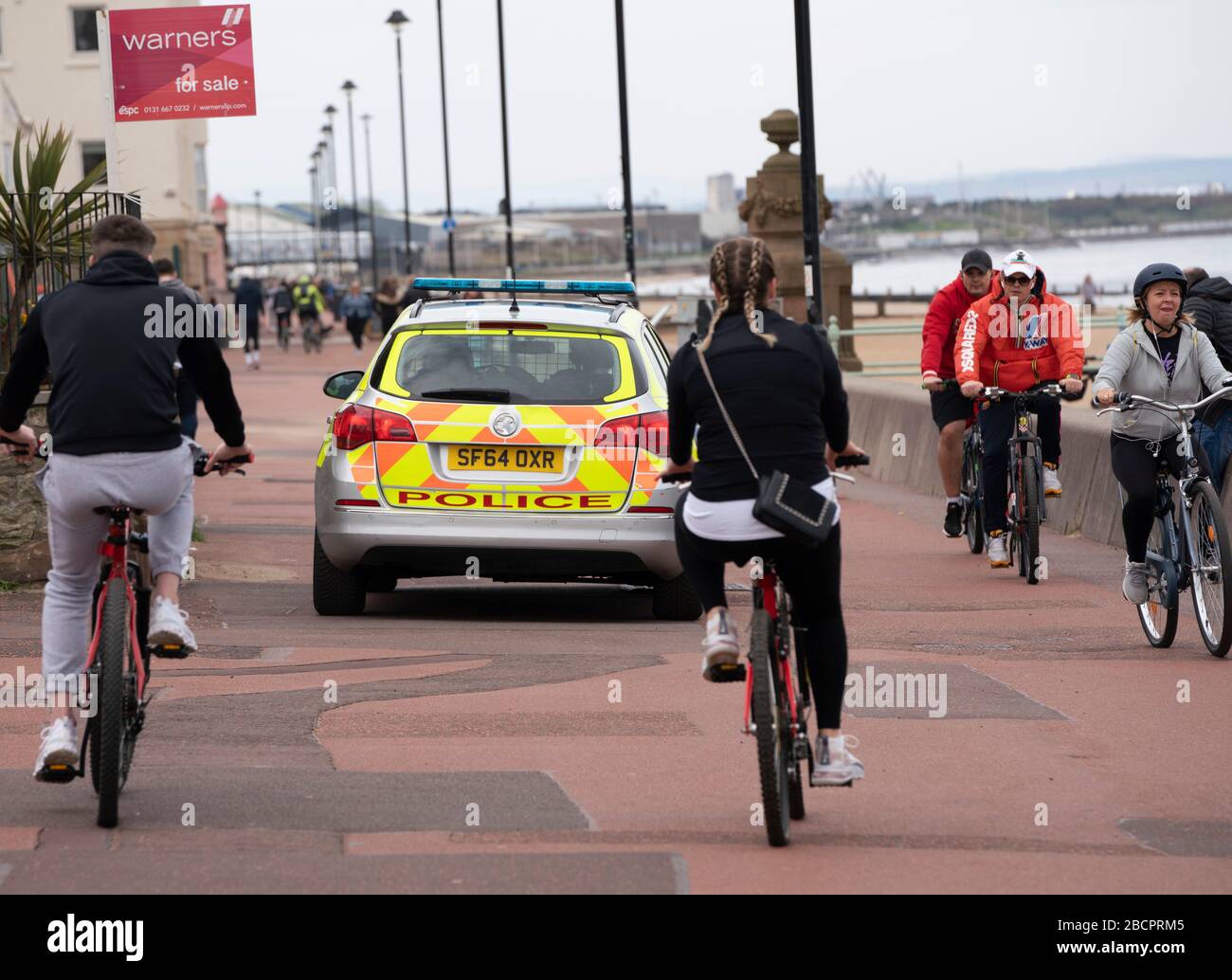 Portobello, Édimbourg, Écosse, Royaume-Uni. 5 avril 2020. Le deuxième dimanche du verrouillage du coronavirus au Royaume-Uni, le public est à l'extérieur de prendre leur exercice quotidien. Photo. Patrouille de police Portobello Promenade et plage un week-end de retraite populaire pour les résidents d'Édimbourg. Iain Masterton/Alay Live News Banque D'Images