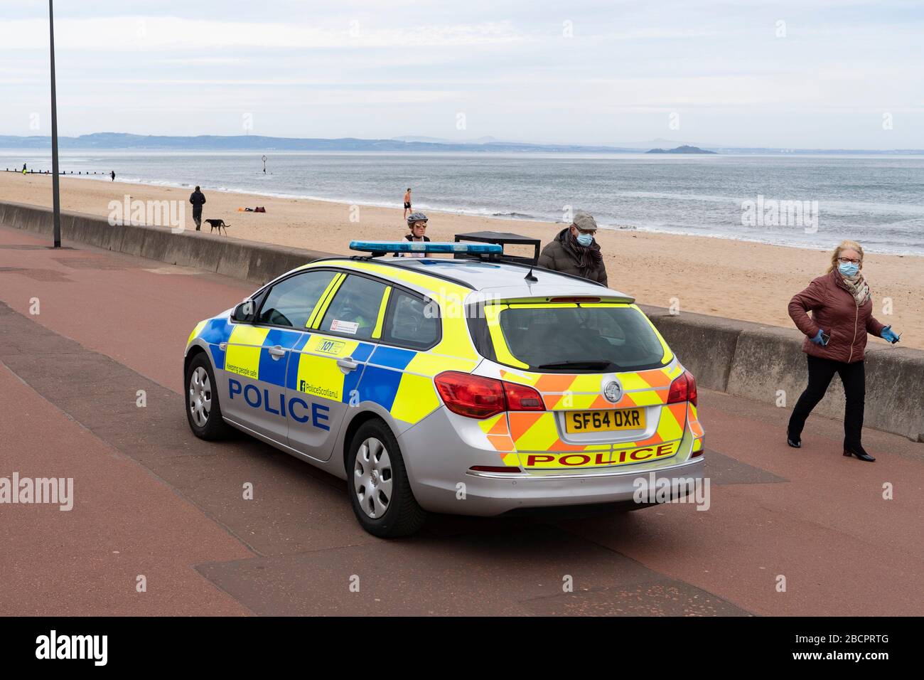 Portobello, Édimbourg, Écosse, Royaume-Uni. 5 avril 2020. Le deuxième dimanche du verrouillage du coronavirus au Royaume-Uni, le public est à l'extérieur de prendre leur exercice quotidien. Photo. Patrouille de police Portobello Promenade et plage un week-end de retraite populaire pour les résidents d'Édimbourg. Iain Masterton/Alay Live News Banque D'Images