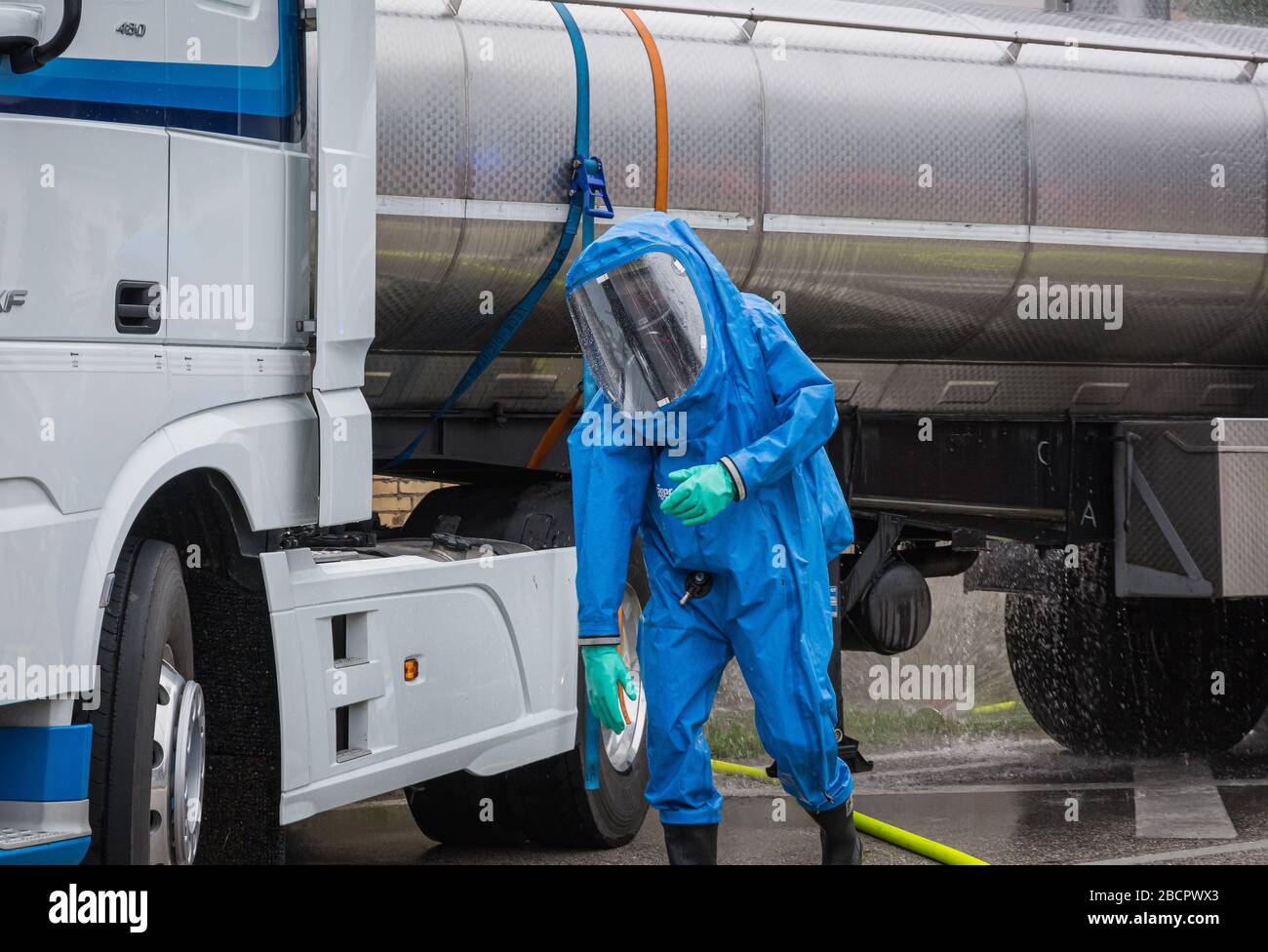 pompier lors d'une simulation d'accidents de la route avec des voitures, des trains et des camions. pompiers avec appareil respiratoire autonome et canal de protection Banque D'Images