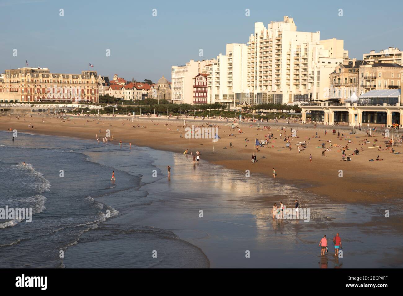 La Grande Plage de Biarritz avec l'Hôtel du Palais au-dessus et la Roche Ronde Beyond. Banque D'Images