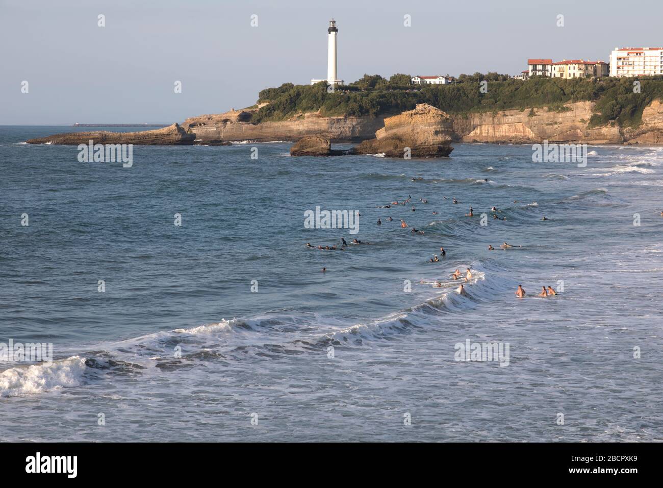 Baigneurs profitant de la Grande Plage à Biarritz et de la Roche Ronde sous les falaises Banque D'Images