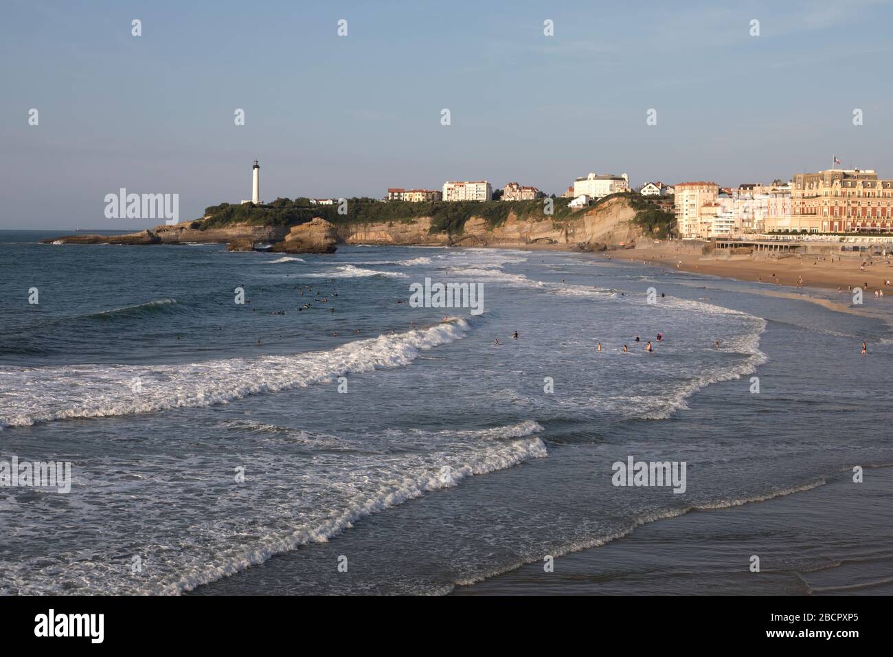 Baigneurs profitant de la Grande Plage à Biarritz et de la Roche Ronde sous les falaises Banque D'Images