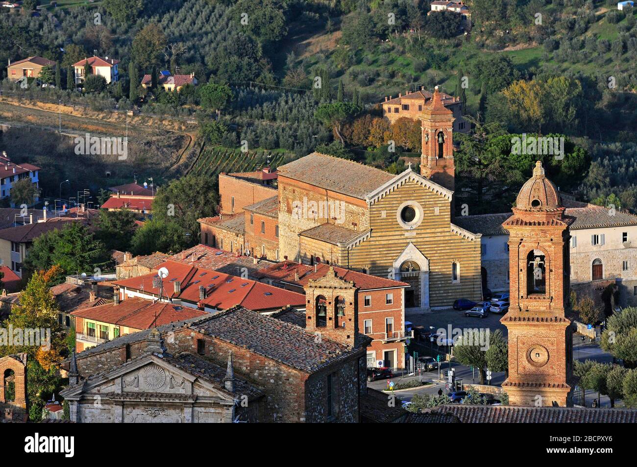 Vue sur l'église St Agnese, Montepulciano, Toscane, Italie Banque D'Images