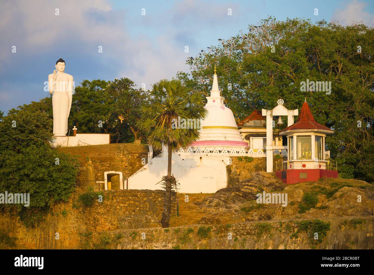 Le temple bouddhiste du fort Frederick se rapproche d'une soirée ensoleillée. Trincomalee, Sri Lanka Banque D'Images