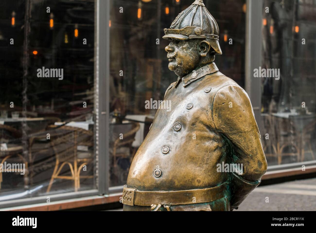 Hongrie, Budapest - dans Zriny utca (rue) le Fat Polieman est un favori de foule, avec un ventre rond qui demande juste une cuddle. Il représente un Hun Banque D'Images