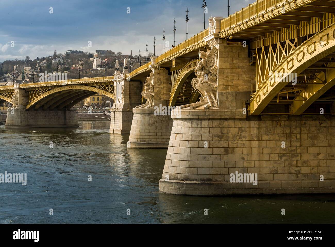 Hongrie, Budapest - le pont Margaret (parfois le pont Margit) est un pont à trois voies à Budapest, en Hongrie, reliant Buda et Pest à travers le Dan Banque D'Images