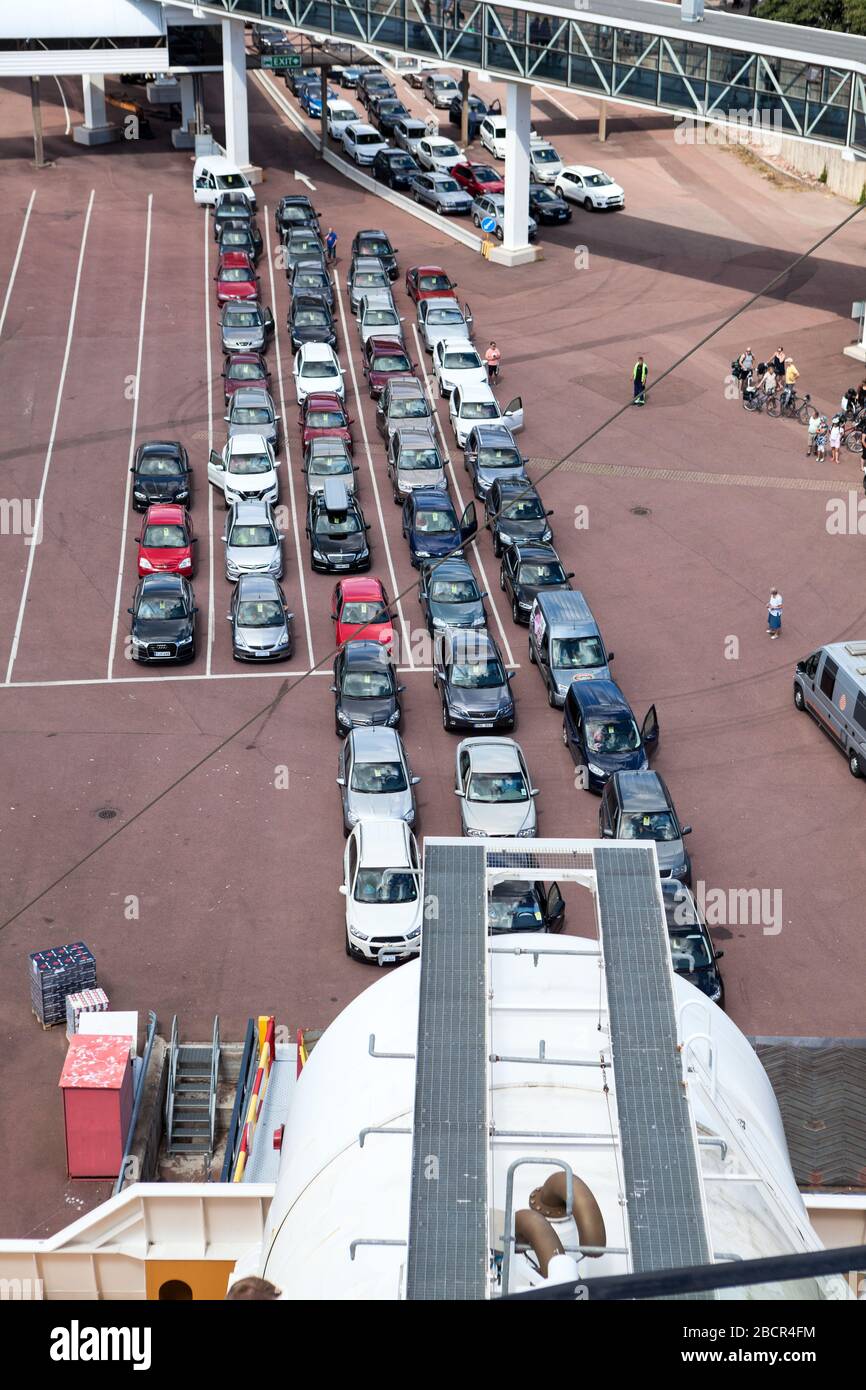 MARIEHAMN, ALAND-CIRCA JUN, 2018: Les véhicules sont en ligne pour le chargement en ferry de croisière. Jetée des îles Aland dans le port de Mariehamn. Il est servi grand o Banque D'Images