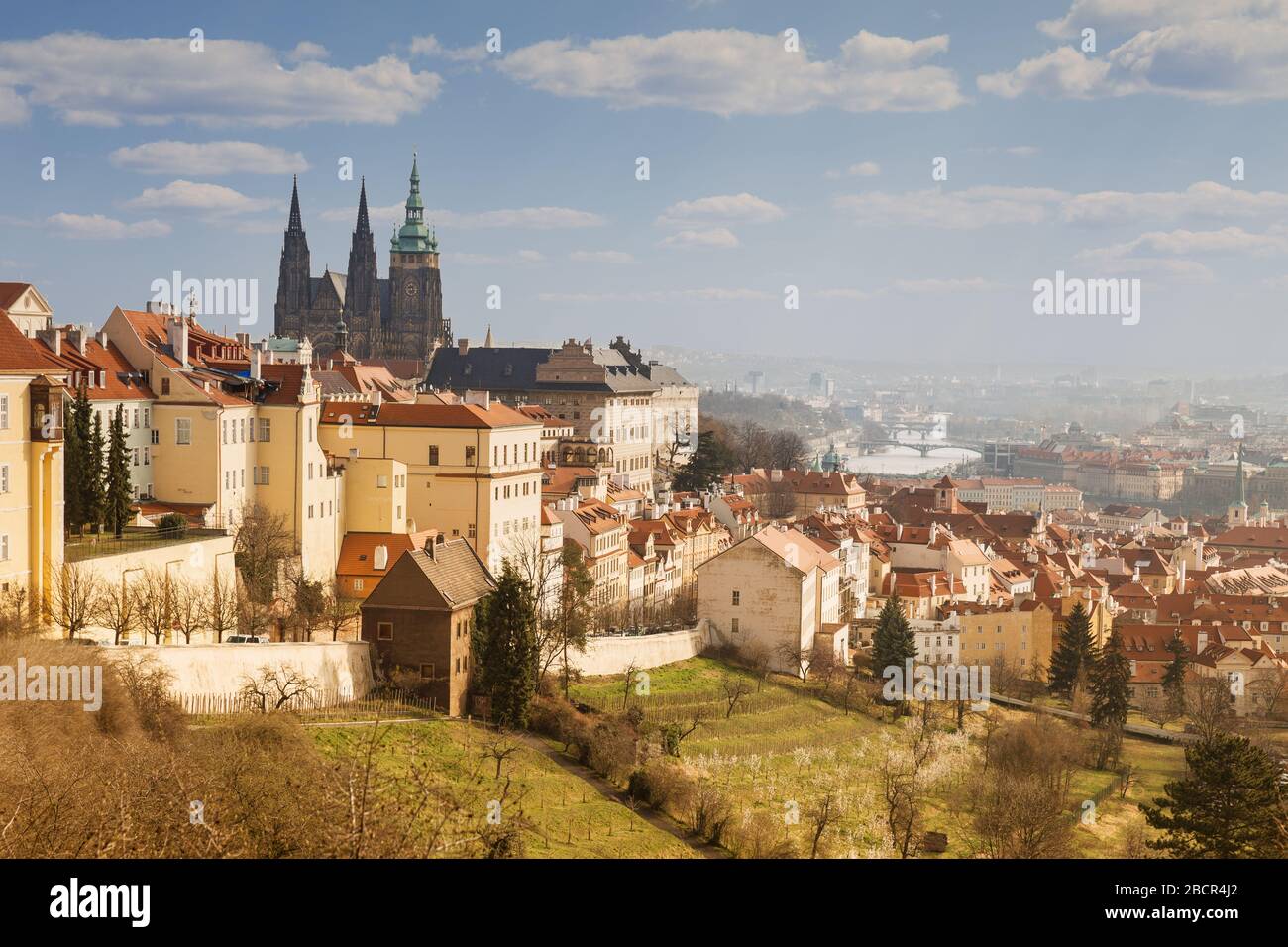 Vue panoramique sur Prague, la cathédrale Saint-Vitus et les ponts qui traversent la Vltava depuis le monastère de Strahov, en République tchèque Banque D'Images