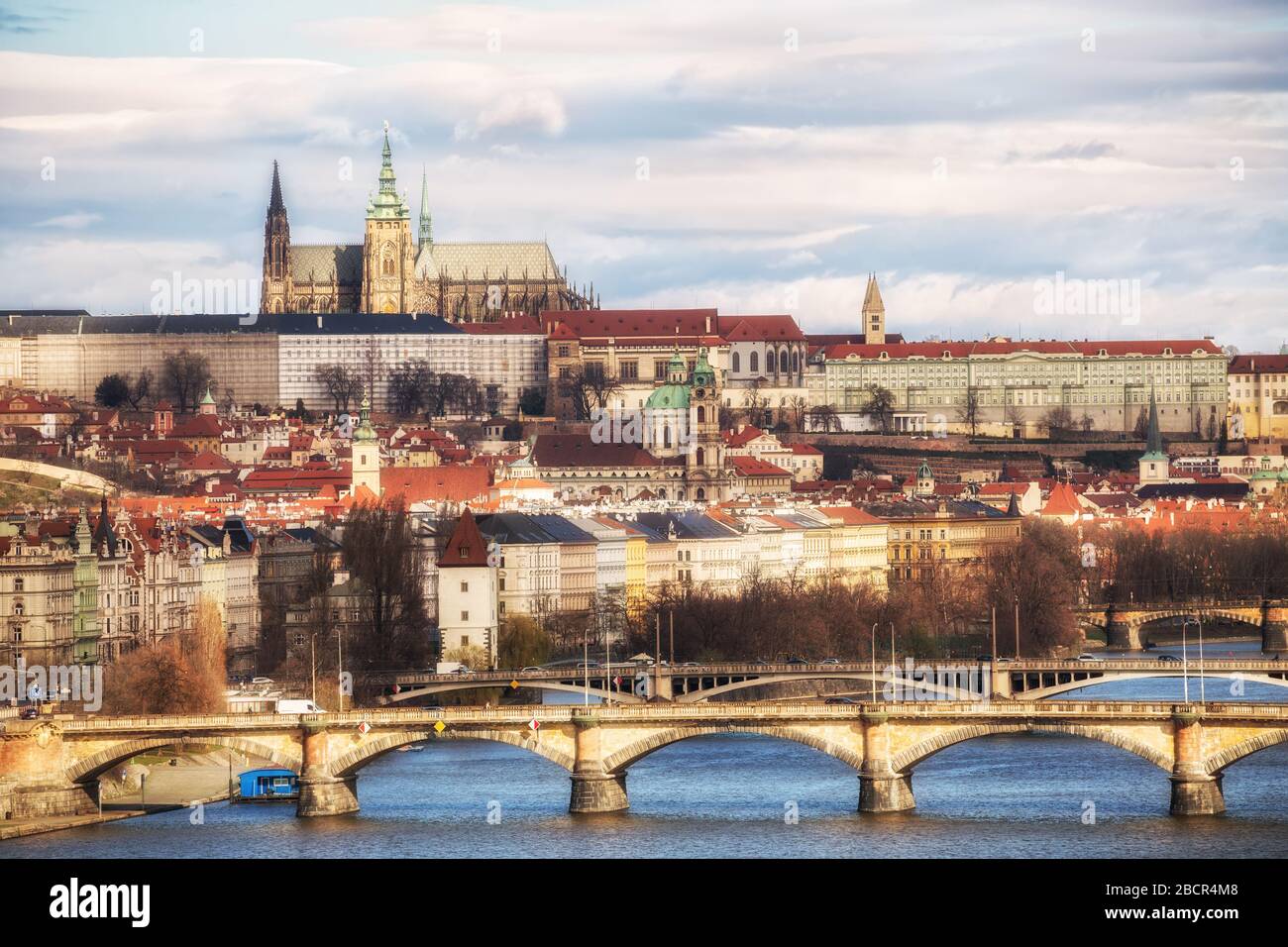Vue sur le château de Prague, la cathédrale Saint-Vitus et les ponts sur la Vltava, Prague, République tchèque Banque D'Images