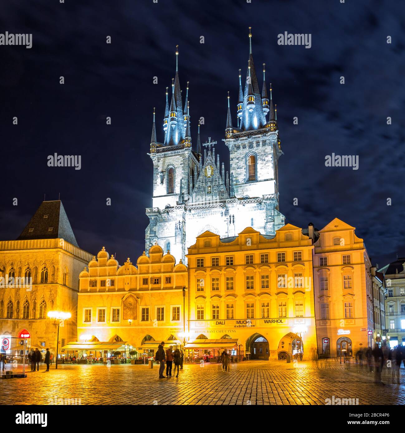 PRAGUE, RÉPUBLIQUE TCHÈQUE - 09 MARS 2020: Prague la nuit. Vue sur l'église de Tyn éclairée (Église notre-Dame avant Tyn) et la vieille ville (Staromestsk Banque D'Images
