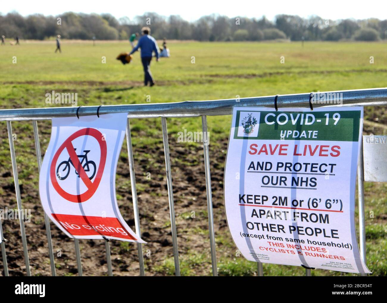 Wimbledon Common, Londres, 5 avril 2020. Signe un avertissement sur les distances sociales dues à COVID-19. Banque D'Images