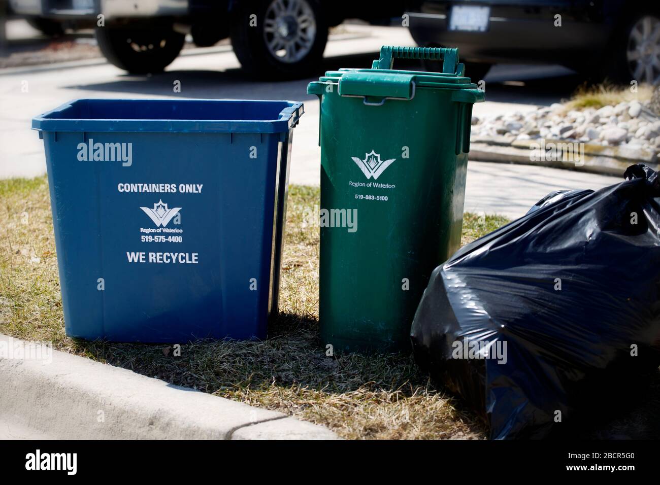 Bac de recyclage Blue Box, boîte verte pour les déchets organiques à la courbure. Région de Waterloo Ontario Canada. Banque D'Images