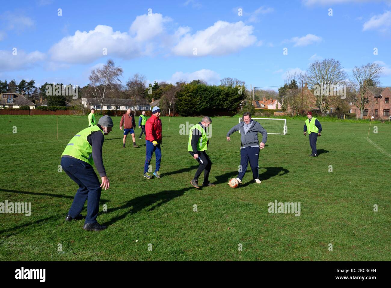 Match de football à pied, Alderton, Suffolk, Angleterre. Banque D'Images