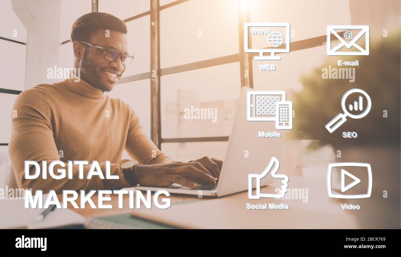 Marketing Web. Icônes de commerce numérique sur l'écran virtuel et homme d'affaires heureux au bureau, collage. Panorama Banque D'Images