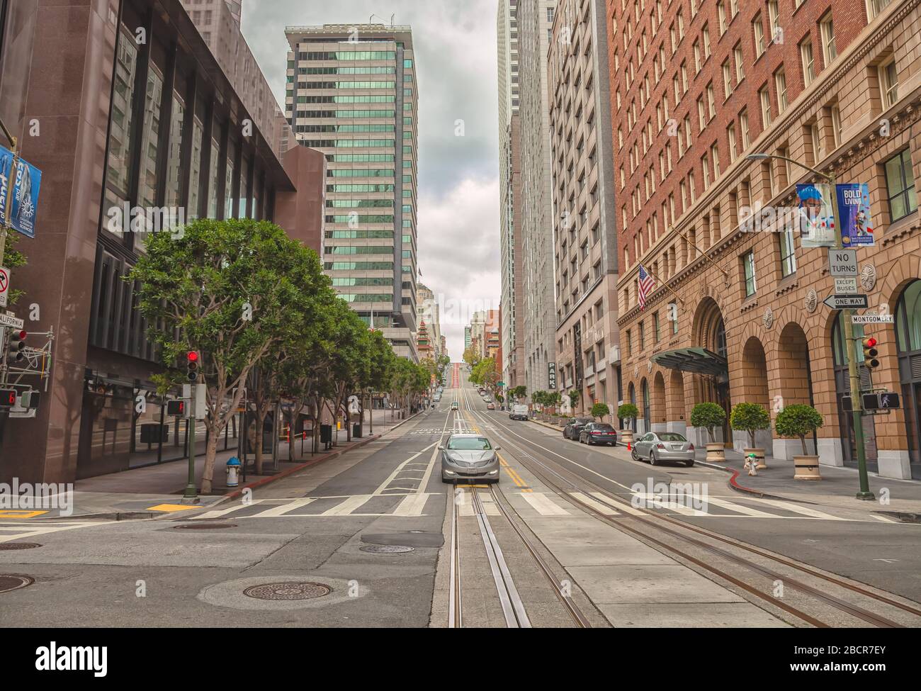 California Street by Downtown est vide de piétons et de la circulation pendant le verrouillage de la ville en raison de la pandémie COVID-19, San Francisco, Californie, États-Unis. Banque D'Images