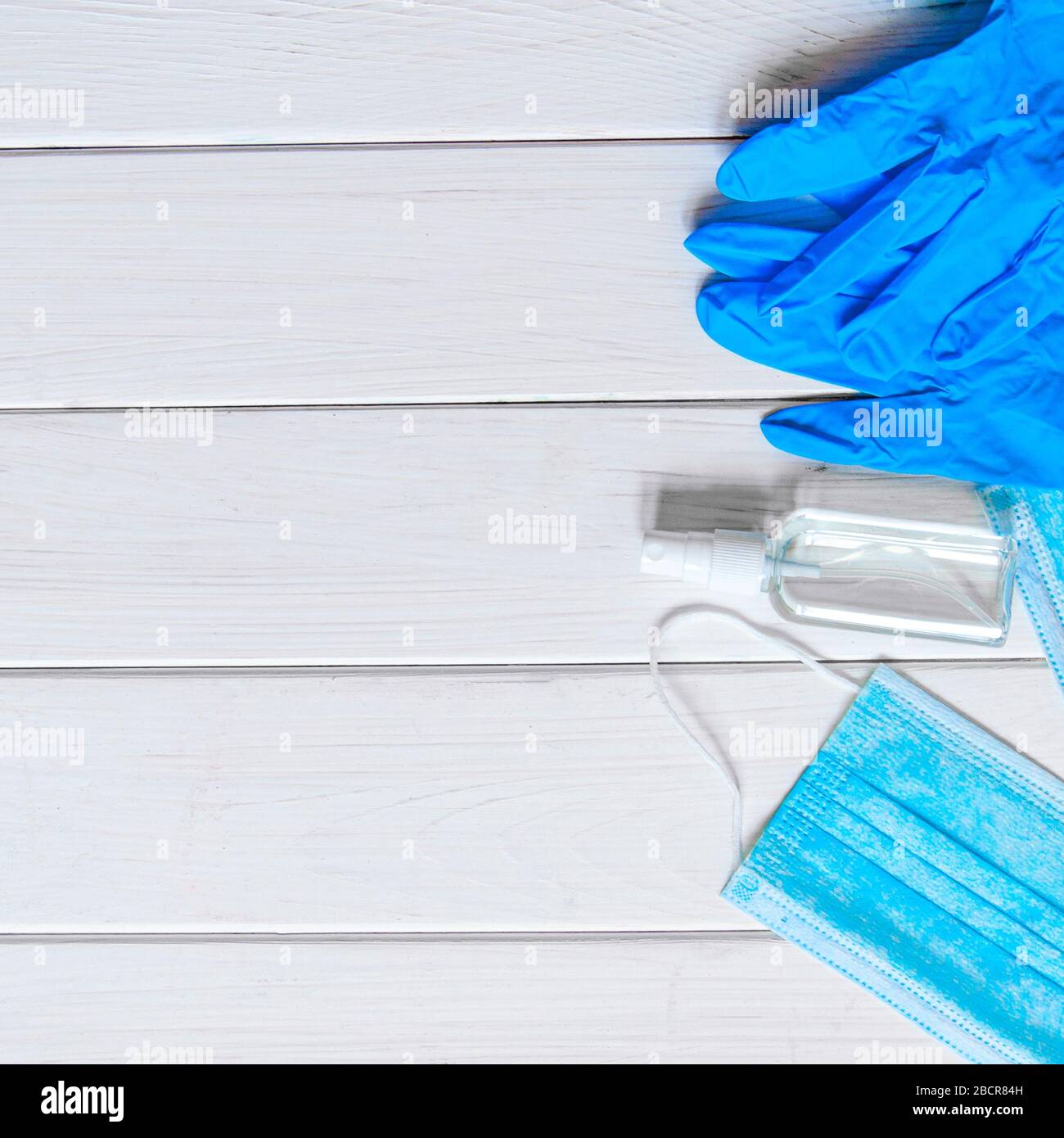 Une paire de gants en latex médical bleu fin et un écran facial sur fond blanc. Gants médicaux jetables en caoutchouc et masque. Sujets de protection Banque D'Images