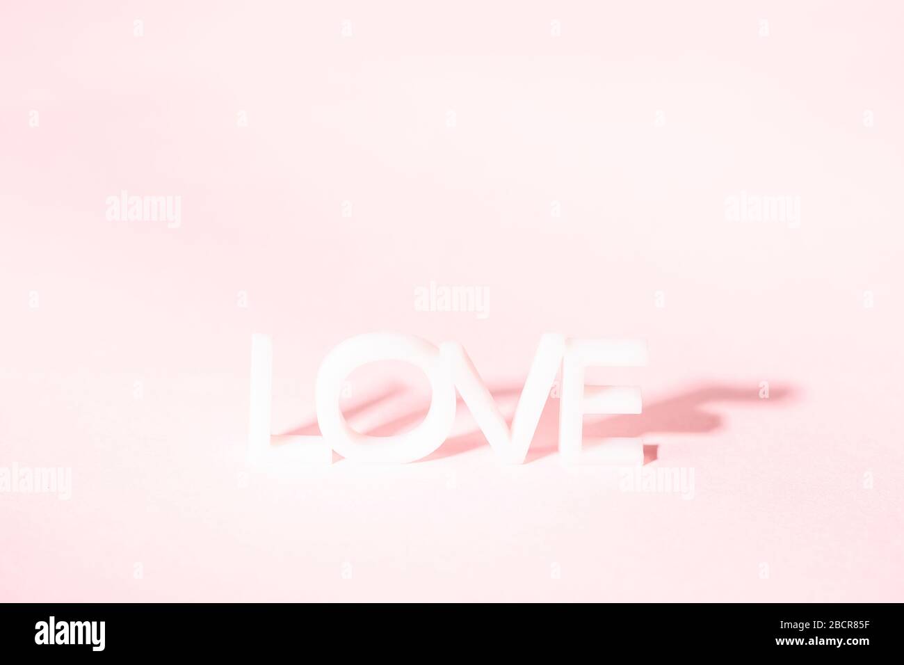saint valentin fond avec mot d'amour sur rose, rose pastel fond pour la fête des mères, concept d'amour Banque D'Images