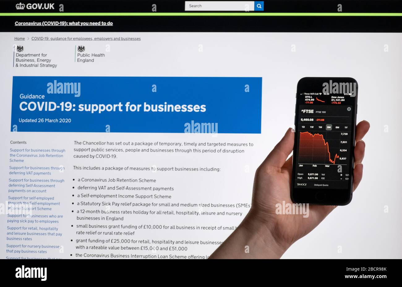 Covid 19 UK Government Business information & smartphone FTSE Market déclin Banque D'Images