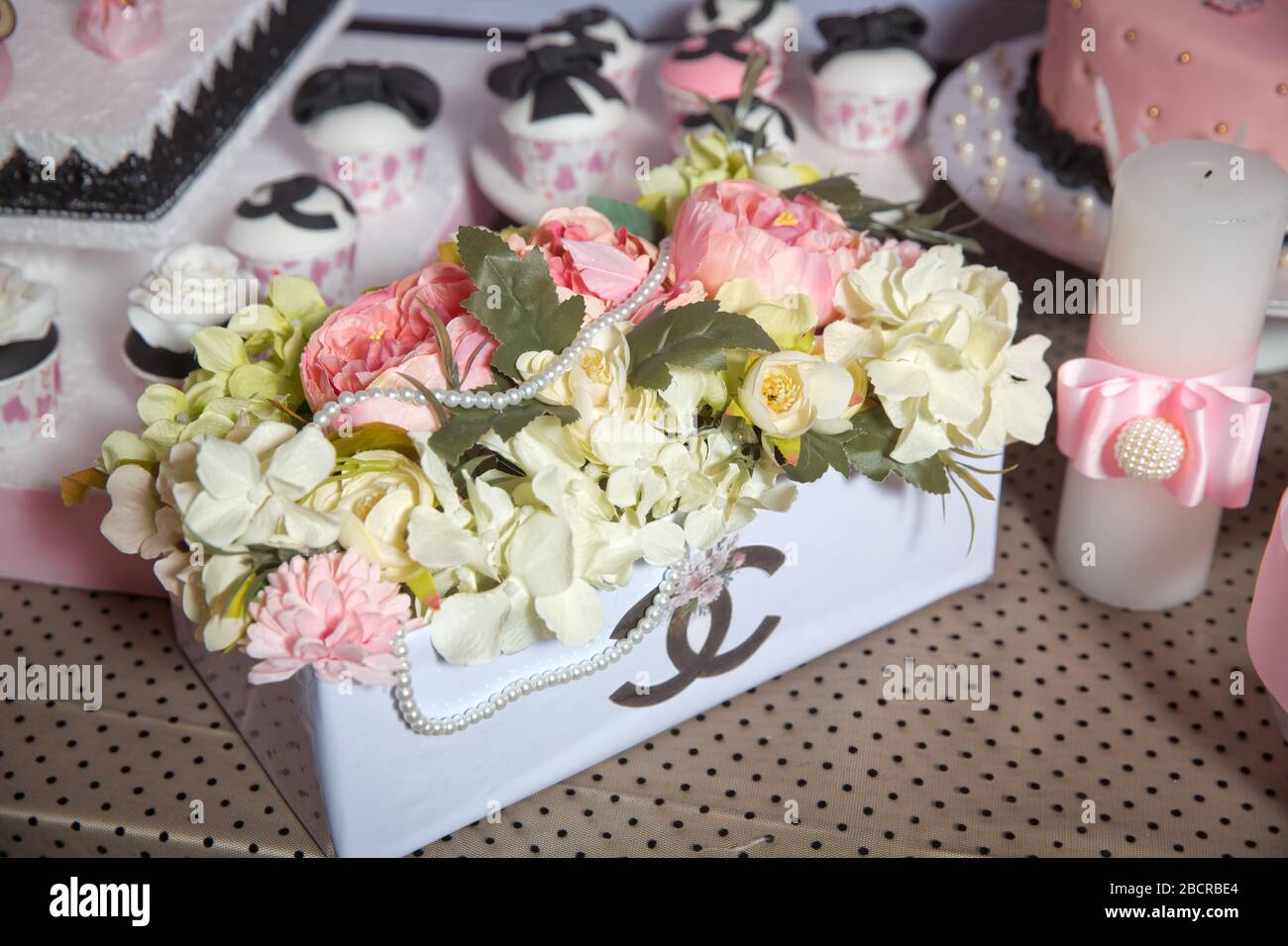Gateau Personnalise A Theme Chanel Puree De Gateau Chanel Bonbon Bar Chanel Anniversaire Fete D Anniversaire Chanel Bakou Azerbaidjan 24 01 Photo Stock Alamy