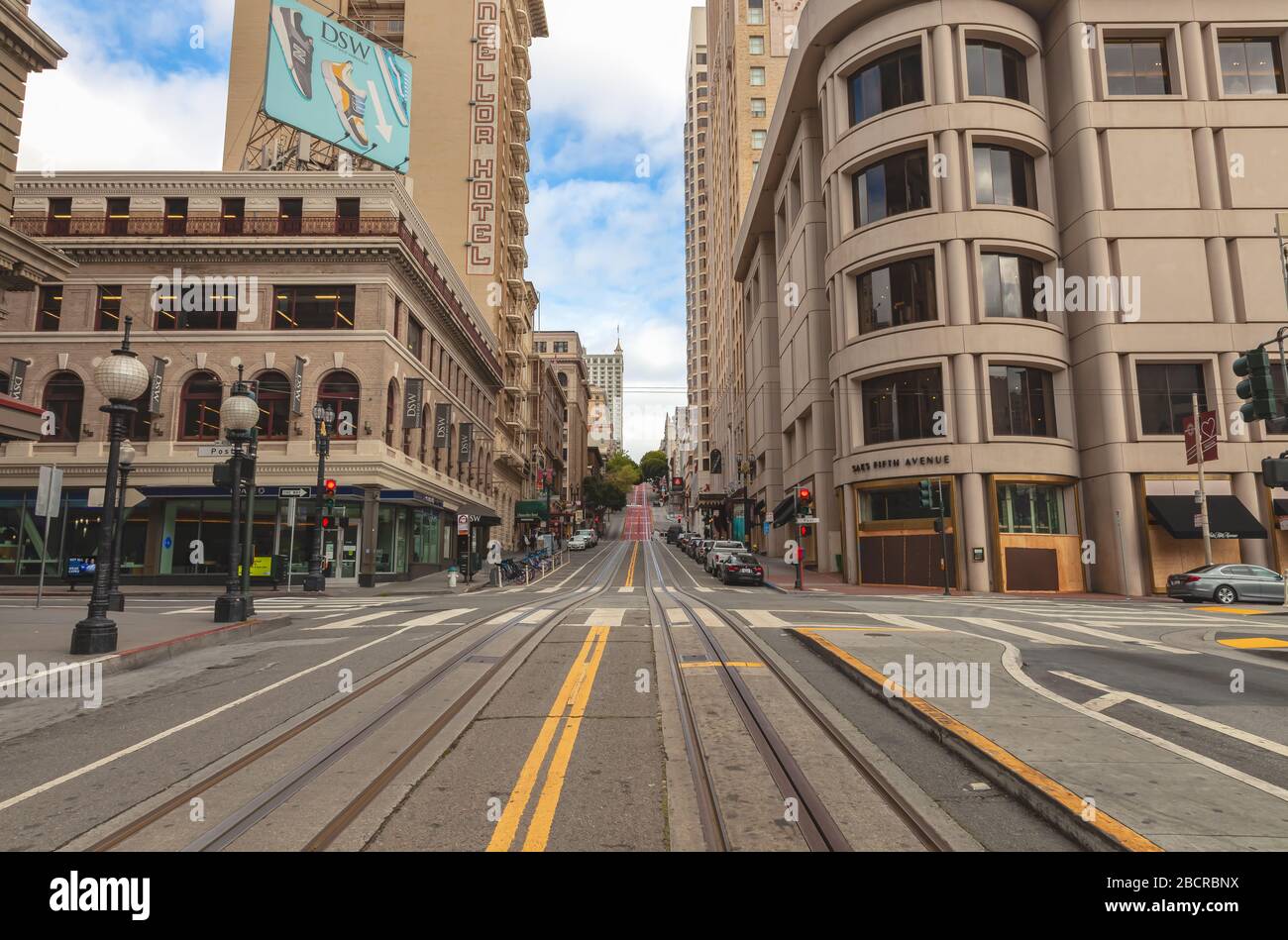 Powell Street by the Union Square est vide de touristes et de trafic pendant le verrouillage de la ville en raison de la pandémie COVID-19, San Francisco, Californie, États-Unis. Banque D'Images