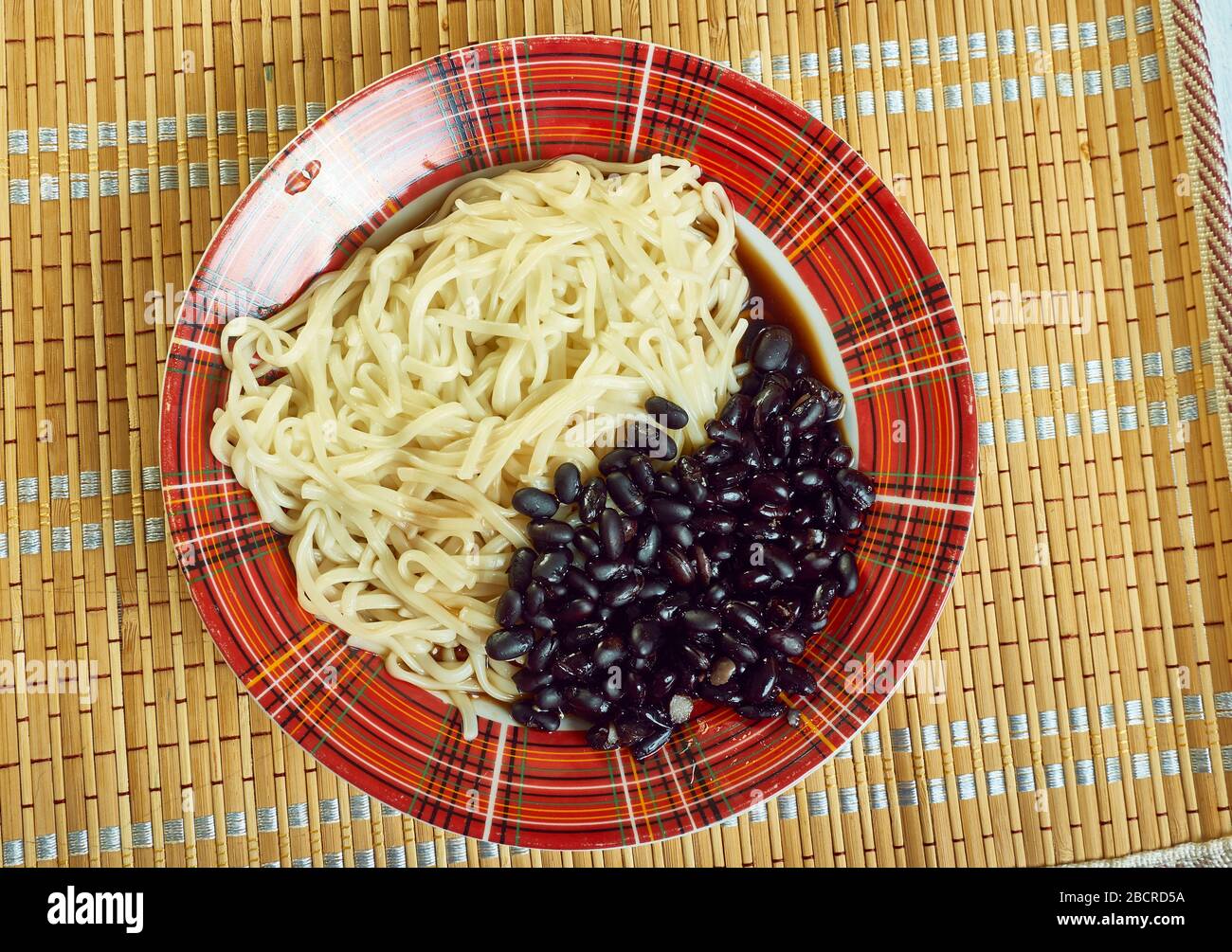 Jjajangmyeon, nouilles faites avec de la pâte de haricots noirs, populaire plat de nouilles sino-coréennes. Banque D'Images