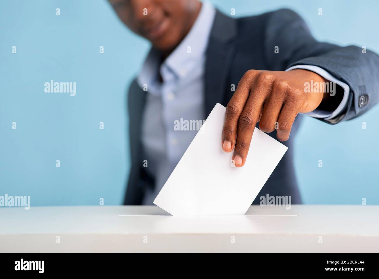 L'homme africain a voté sur les élections présidentielles, un contexte flou Banque D'Images