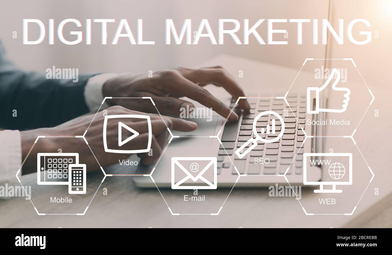 Les stratégies de marketing numérique s'assemblont avec les icônes de commerce électronique sur l'écran imaginaire et les hommes d'affaires travaillant sur ordinateur portable Banque D'Images
