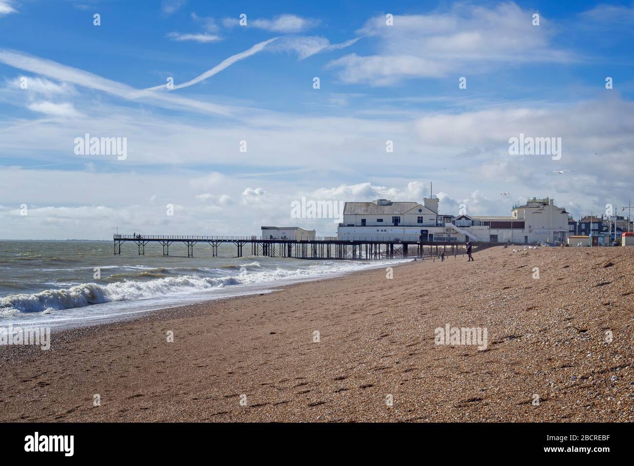 BOGNOR REGIS, WEST SUSSEX, ANGLETERRE, Royaume-Uni - 14 MARS 2020: Vue le long de la plage à la jetée.soleil de printemps précoce. Banque D'Images