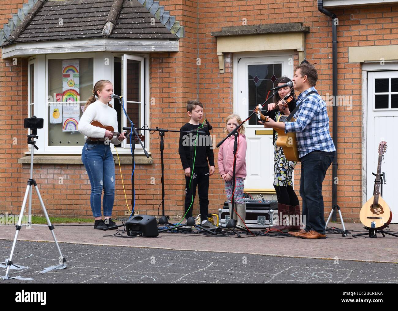 Glasgow, Écosse, Royaume-Uni. 5 avril 2020. Une famille dans le sud de Glasgow donne un concert musical traditionnel impromptu aux voisins au milieu de la écluse de Coronavirus. Crédit: Douglas Carr/Alay Live News Banque D'Images