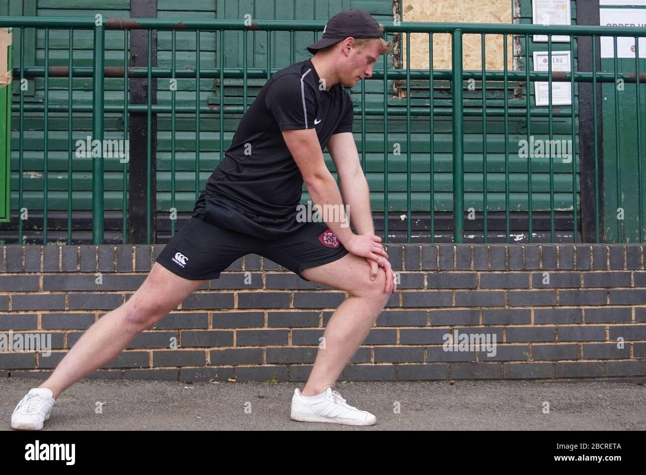 Sheffield, Yorkshire du Sud, Royaume-Uni. , . Robin Smith, 20 ans, exercices au parc Endcliffe, à Sheffield. Le gouvernement britannique a annoncé un verrouillage pour ralentir la propagation du coronavirus. Crédit photo: Ioannis Alexopoulos/Alay Live News Banque D'Images