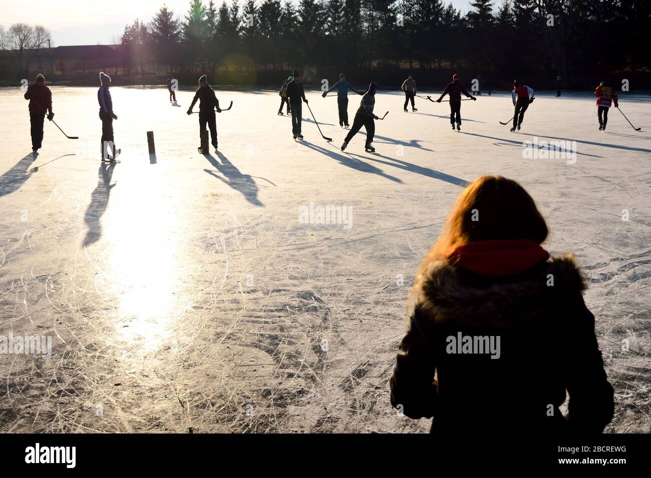 hockey sur glace sur glace naturelle du village rural, photo de sport Banque D'Images