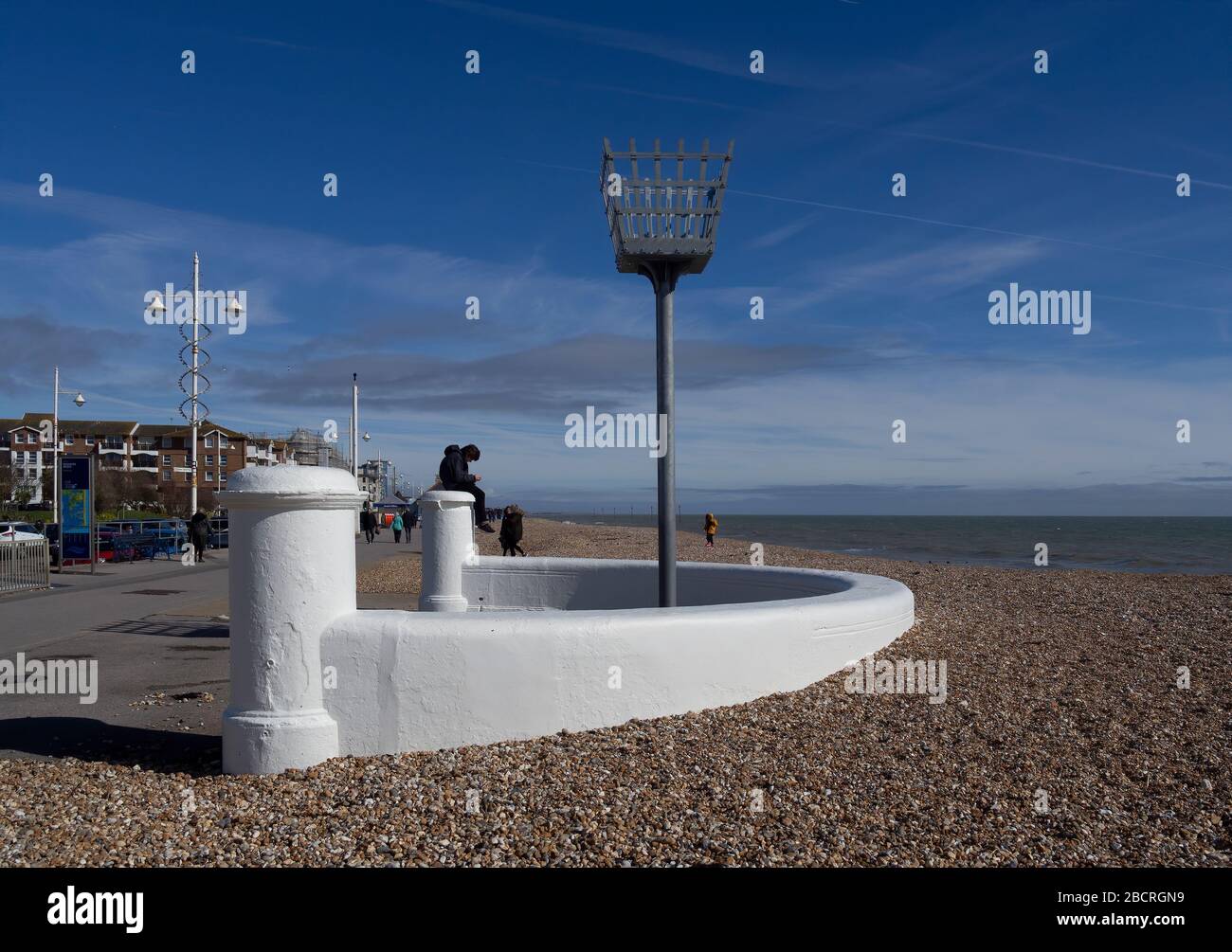 BOGNOR REGIS, SUSSEX, Royaume-Uni - 14 mars 2020: Vue sur la Promenade avec le phare du millénaire sur le front de mer. Journée ensoleillée. Banque D'Images
