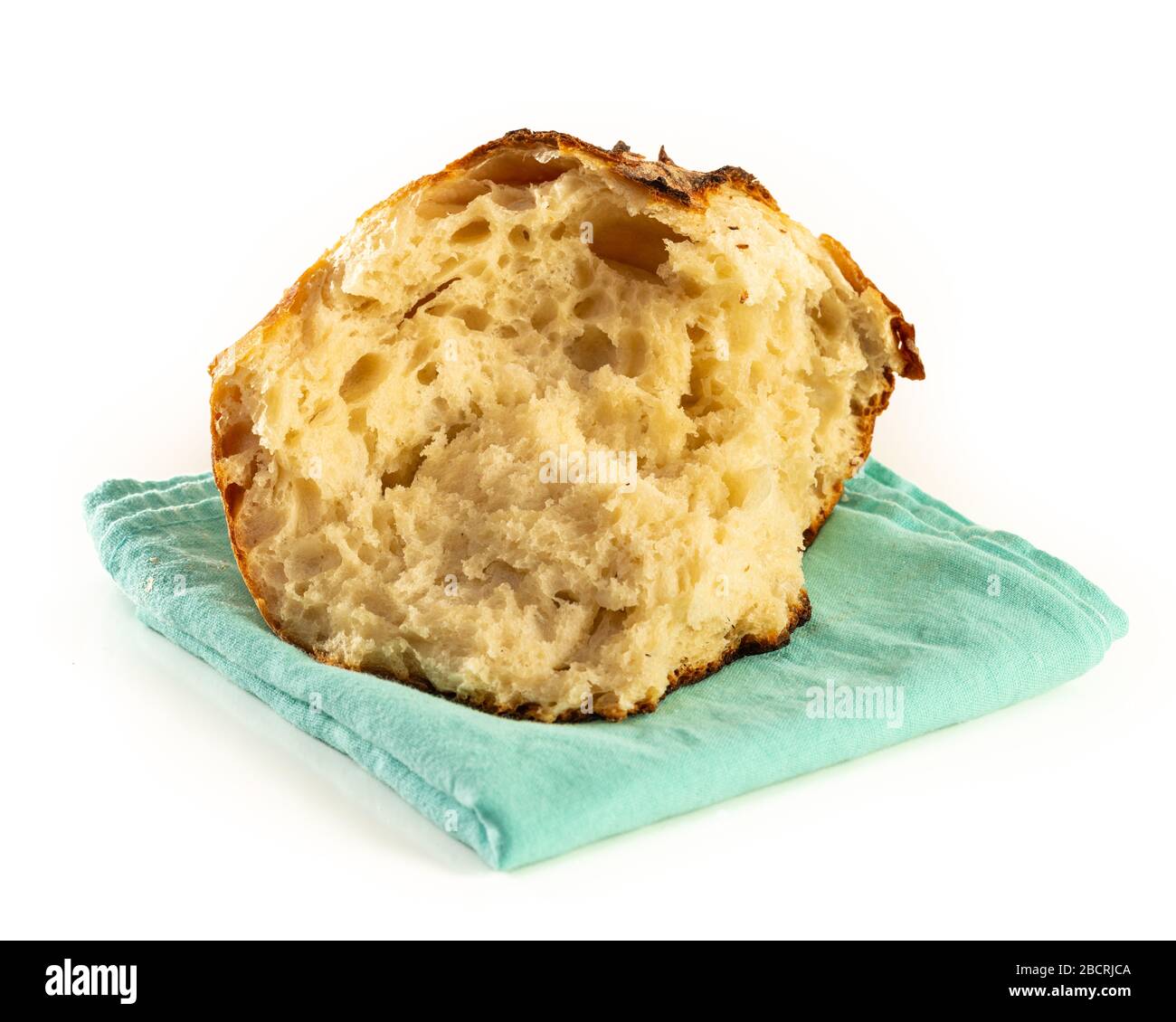 Un pain cuit maison de pain artisanal blanc au levain isolé sur blanc. Banque D'Images