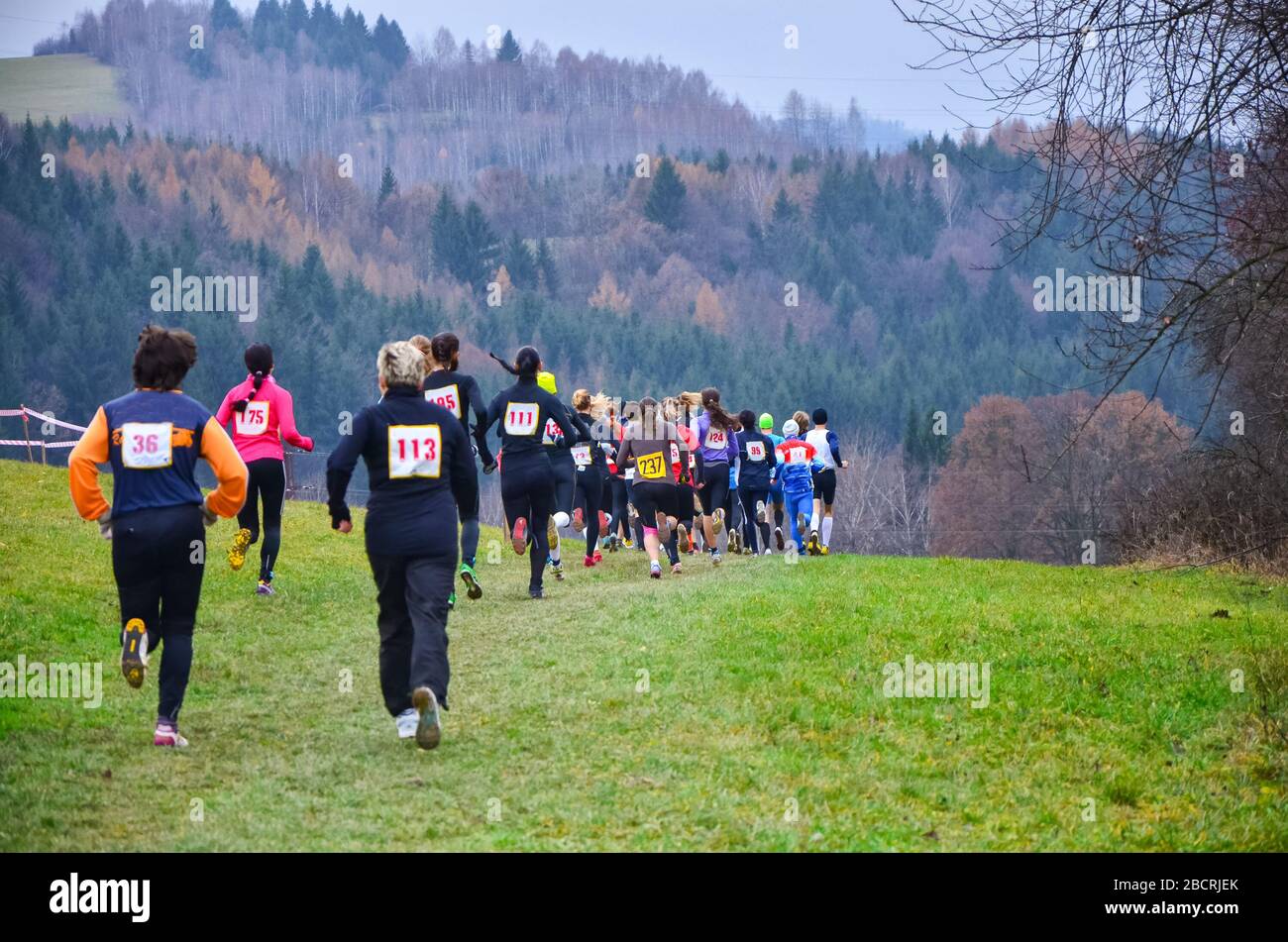 Groupe d'athlètes professionnels de plusieurs pays en compétition en automne. Concept de course sportive ou d'orientation Banque D'Images