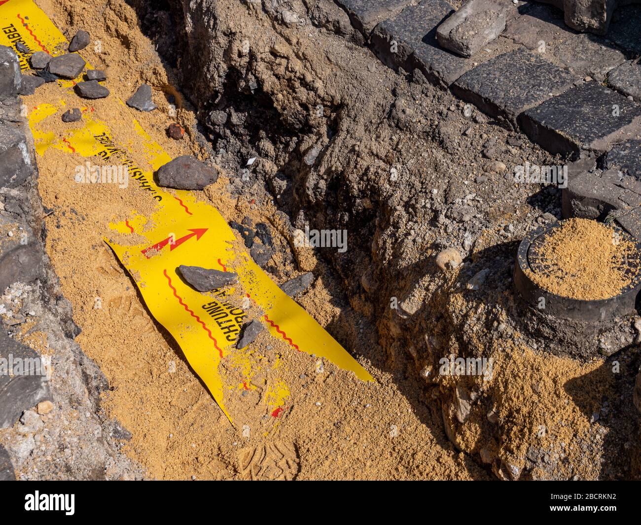 Attention aux câbles d'alimentation à la terre en allemand Banque D'Images