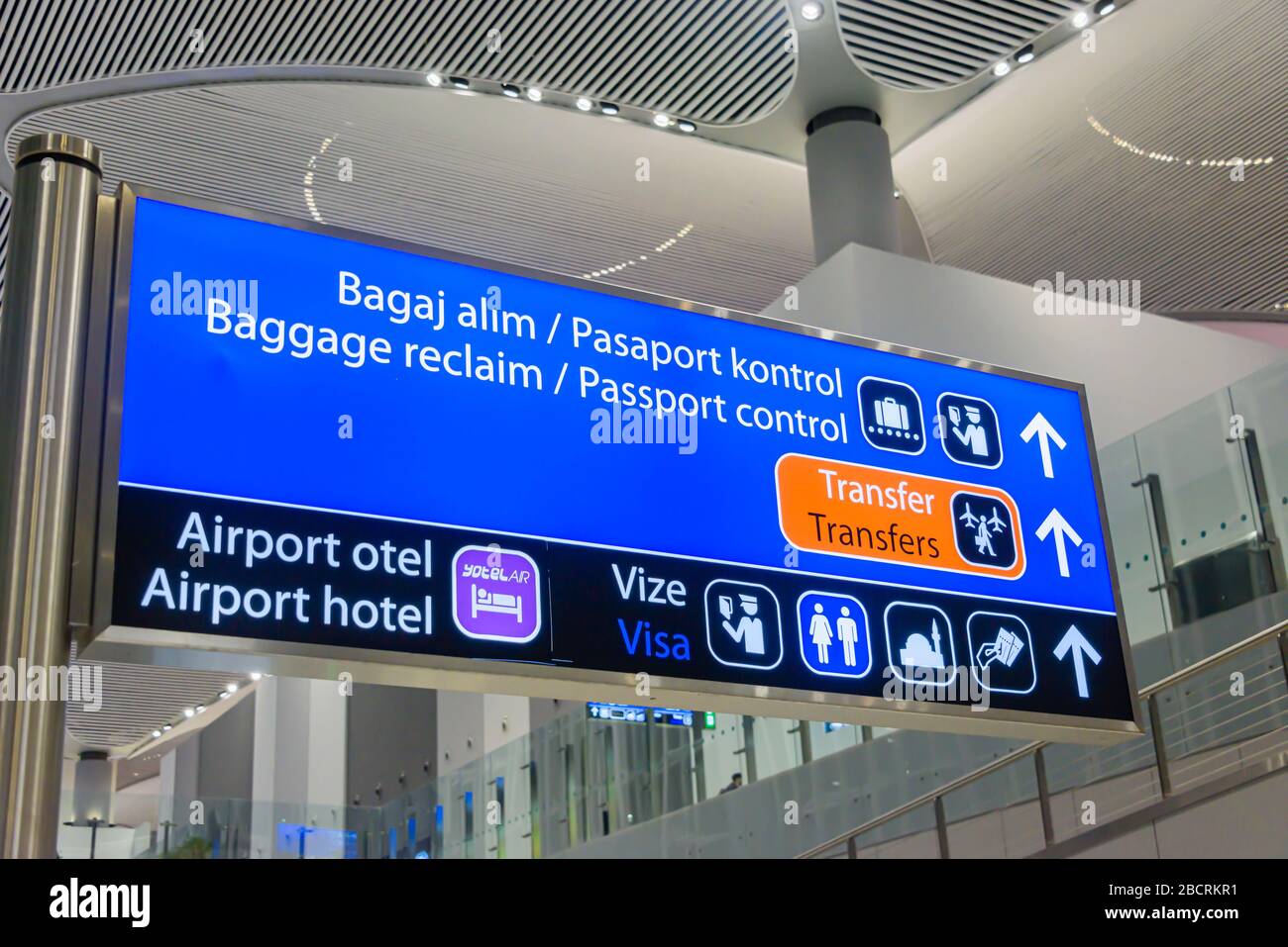 Signez à l'aéroport d'Istanbul, en Turquie, avec des panneaux indiquant le contrôle des passeports, la récupération des bagages, les transferts et l'office des visas touristiques. Banque D'Images