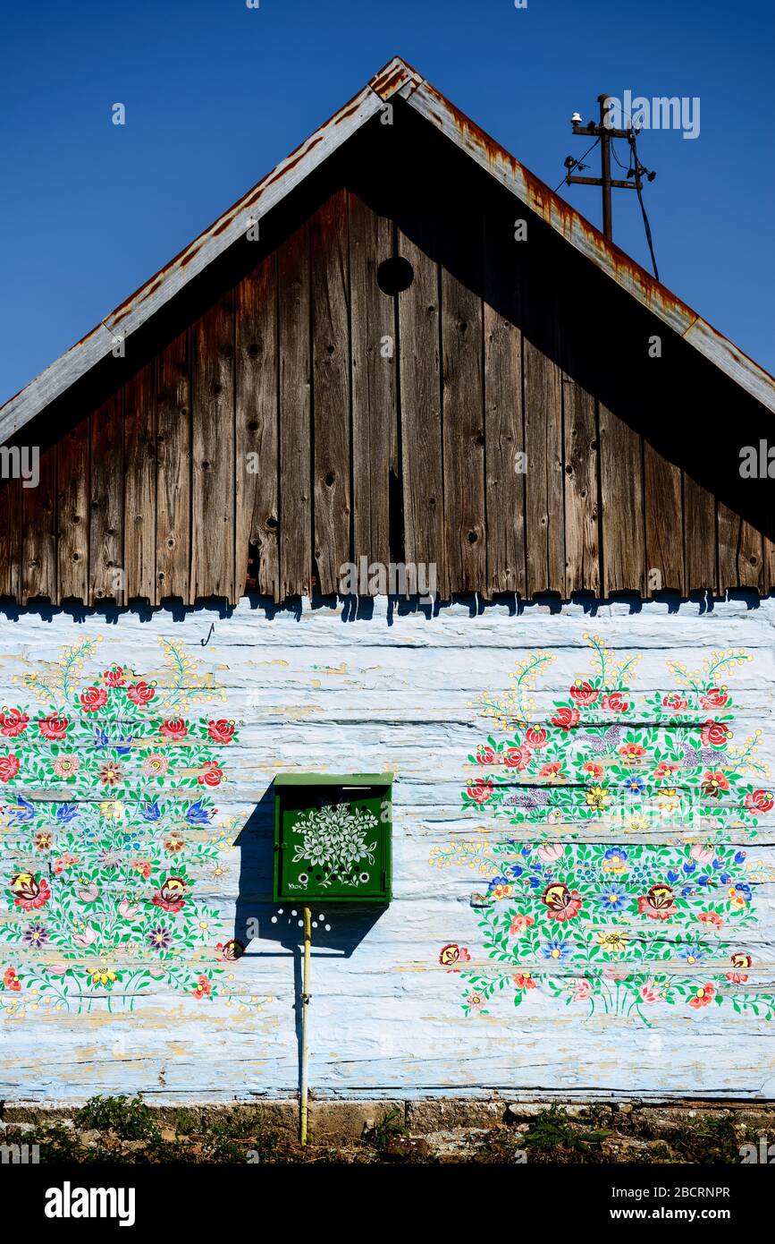 Décorations florales sur le mur d'une maison typique dans le village de Zalipie en pologne Banque D'Images