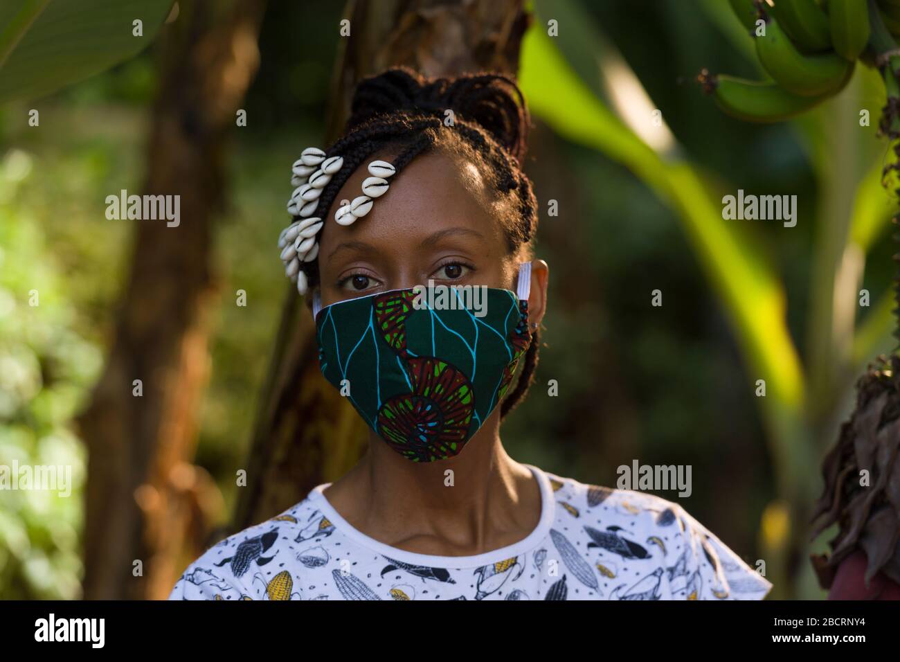 Une femme kenyane portant un masque fait maison à partir d'un tissu Kanga traditionnel pour la protection contre la pandémie de covid-19. Les masques chirurgicaux sont en sup court Banque D'Images