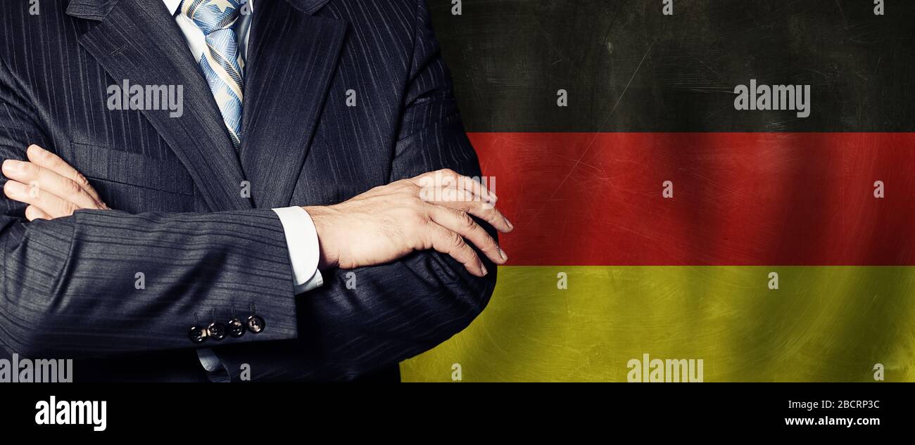 Les mains des hommes contre les antécédents du drapeau allemand, les affaires, la politique et l'éducation en Allemagne concept Banque D'Images