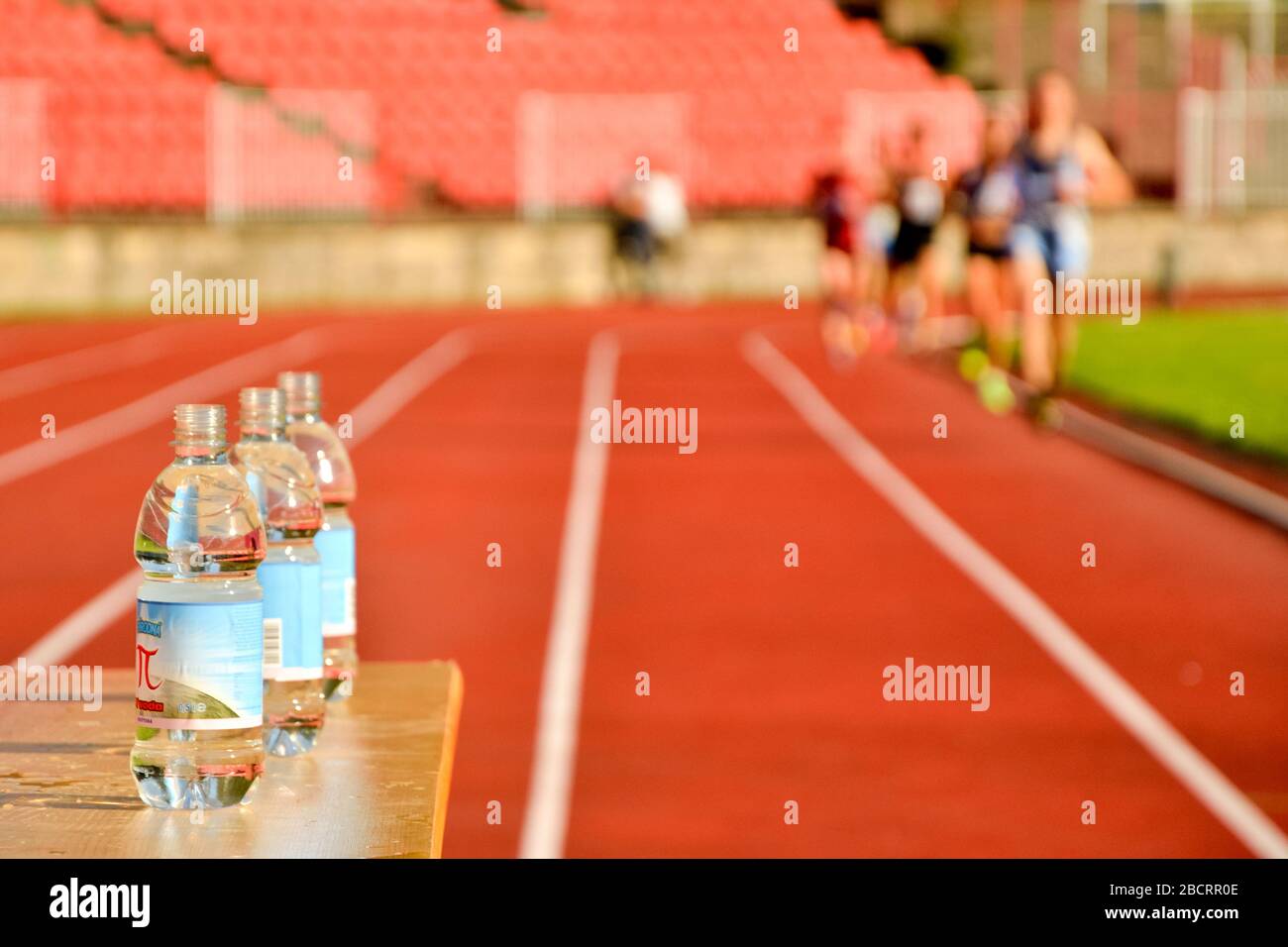 Bouteille d'eau sur la course d'athlétisme, boire, courir, rafraîchir Banque D'Images