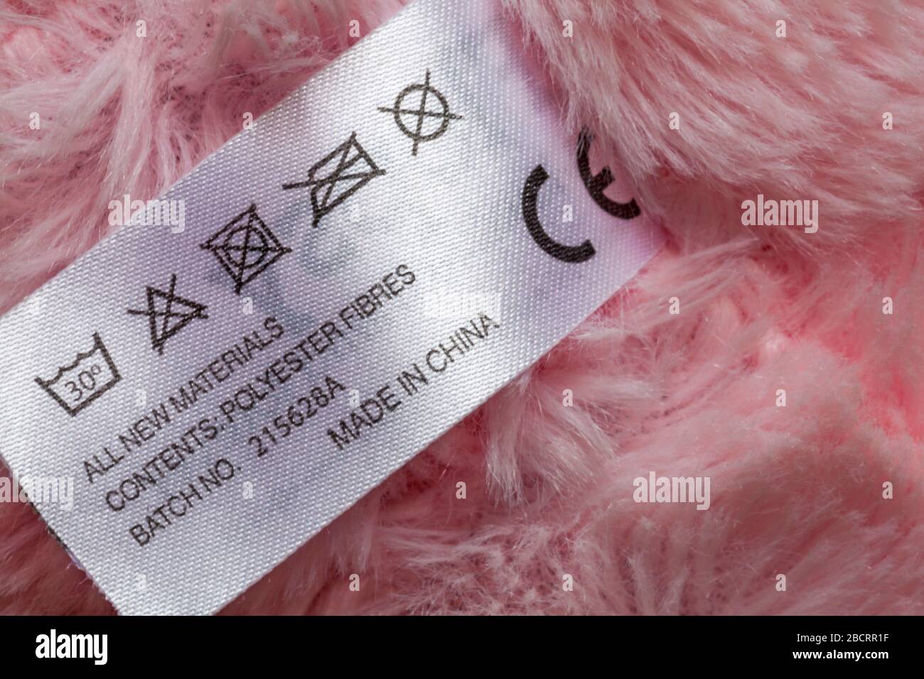 Informations sur l'étiquette - étiquette dans le jouet mou fait en Chine montrant les instructions d'entretien et de lavage avec le marquage ce Banque D'Images