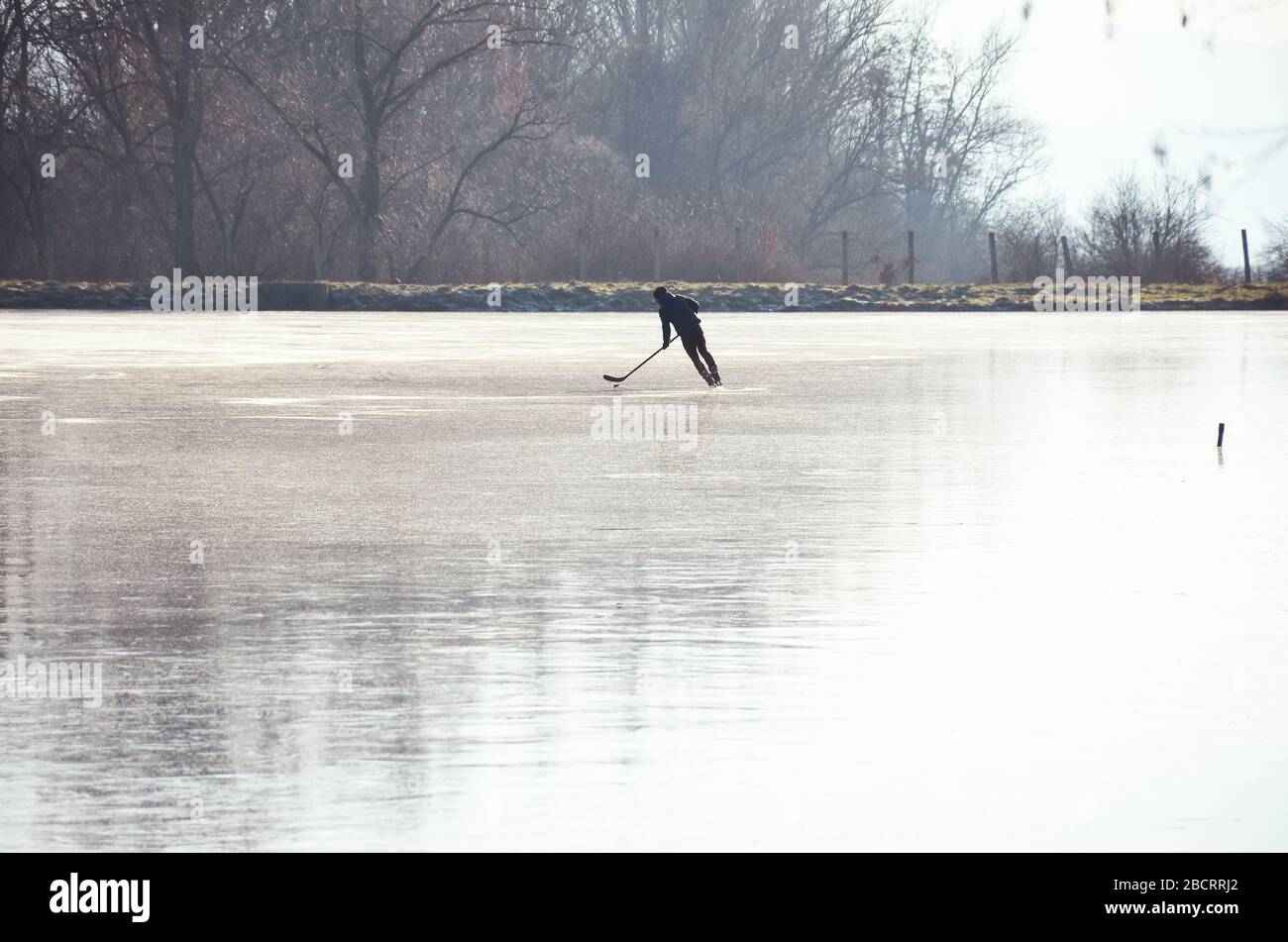 Joueur de hockey sur glace naturelle, photo sport silhouette Banque D'Images