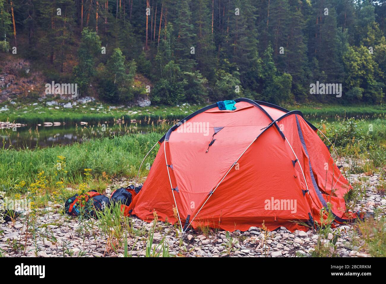 Camp de tourisme sur le fond de la rivière. Tentes sous le ciel bleu. Rafting sur une rivière de montagne. Banque D'Images