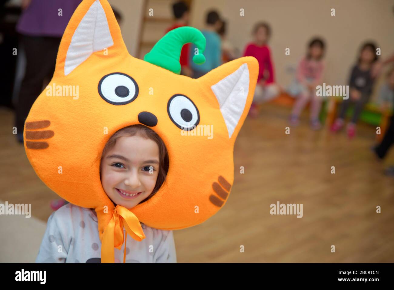 Dessin Anime De Chat Orange L Enfant Porte Un Masque De Chat Et Rit Bakou Azerbaidjan 26 01 Photo Stock Alamy