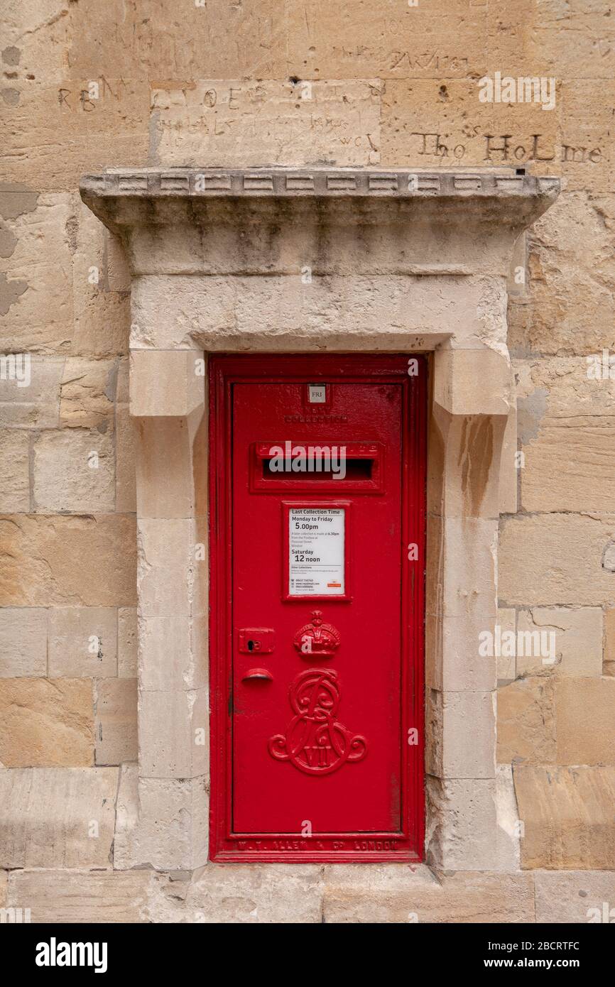 La Postbox du roi Édouard VII est située dans un mur de grès. Cadre orné de vieux graffitis gravés dans la pierre douce. Banque D'Images