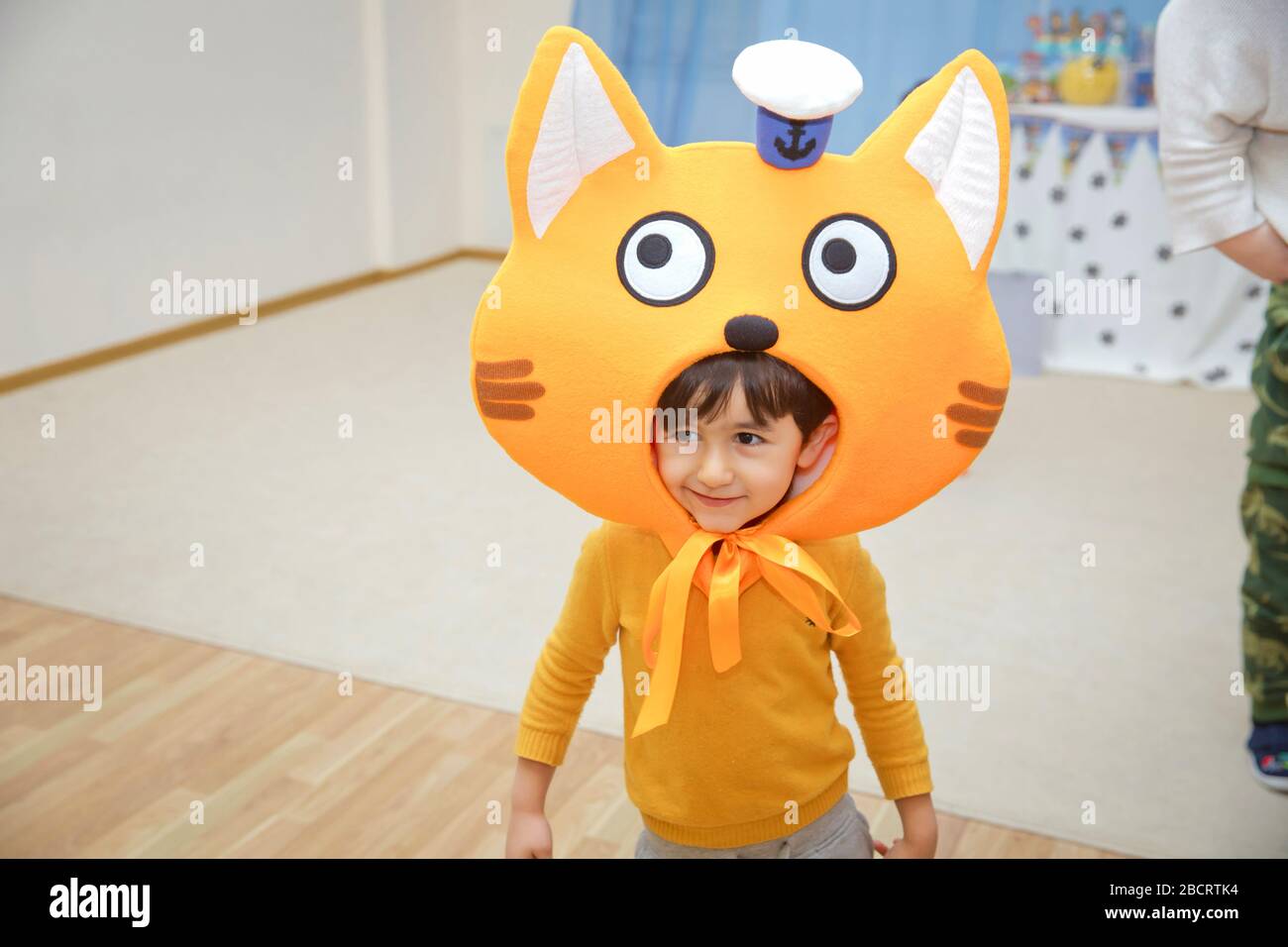 Dessin Anime De Chat Orange L Enfant Porte Un Masque De Chat Et Rit Bakou Azerbaidjan 26 01 Photo Stock Alamy Dessin Anime De Chat Orange L Enfant Porte Un Masque De Chat Et Rit Bakou Azerbaidjan 26 01 Photo Stock Alamy